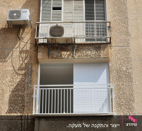 מסגרת חלון עם תריסים לבנים פתוחים